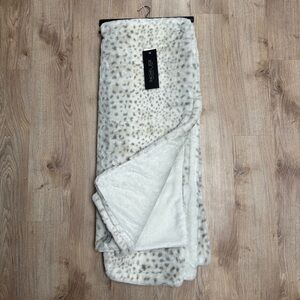 Rachel Zoe Spotted Snow Leopard Luxe Faux Fur Throw Blanket White Gray Spots